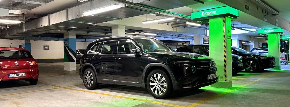 Ein Mercedes EQB 250 von Vorne im Parkhaus am Stuttgart Flughafen von Europcar