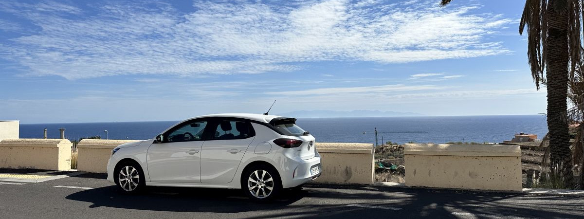 Auto Europe Teneriffa Mietwagen mit Atlantik im Hintergrund